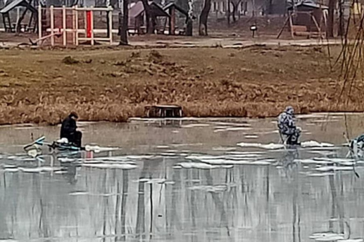 У Покровську люди продовжують прогулянки по тонкому льоду