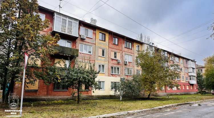 Комунальники Покровська підготували пошкоджені будинки до сезону дощів