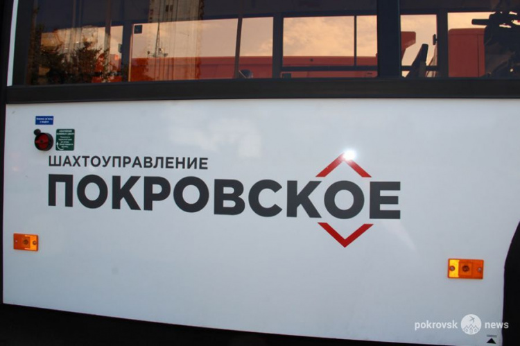 Ко Дню шахтера «Донецксталь» подарила работникам ШУ «Покровское» и ЧАО «Укрстрой» новые автобусы и самосвалы