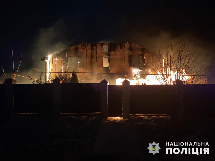 Пожежа від влучання ворожого дрона повністю знищила будинок у Покровську