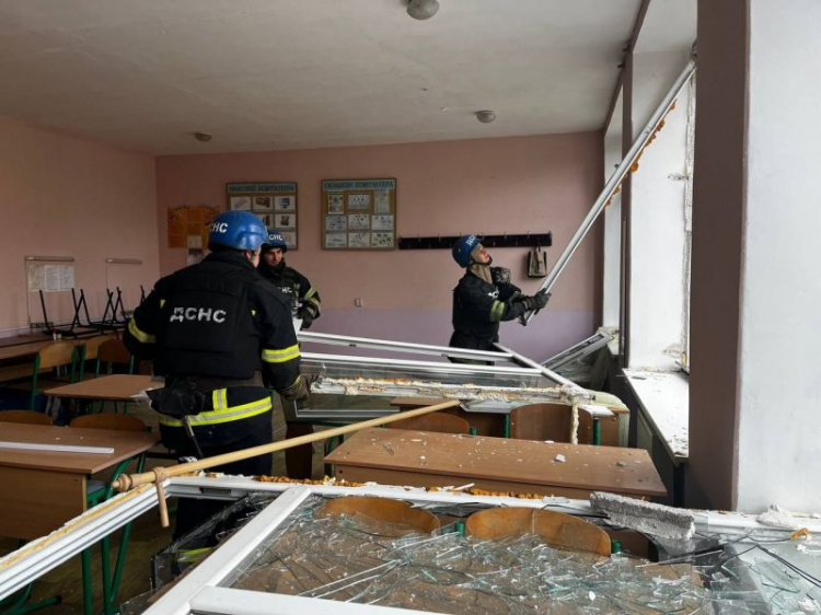 У мирноградській школі, яка постраждала від обстрілів, триває демонтаж аварійних конструкцій