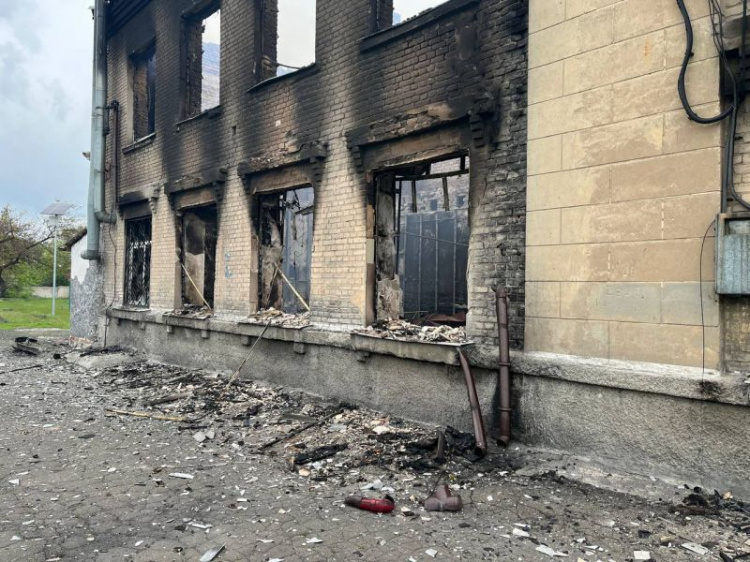 Авдіївську школу обстріляли забороненими фосфорними боєприпасами