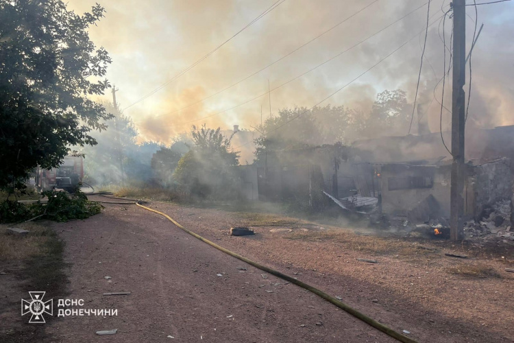 На ринку Покровська спалахнула пожежа внаслідок обстрілу