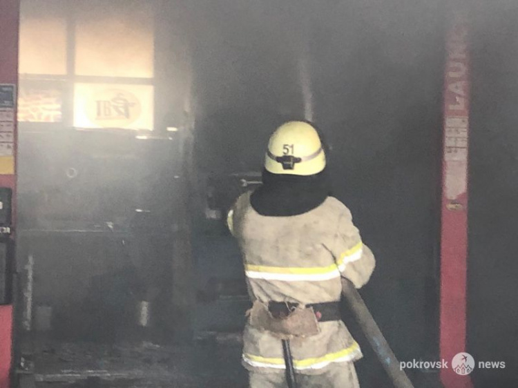 В Покровске произошел пожар на СТО рядом с автозаправочной станцией