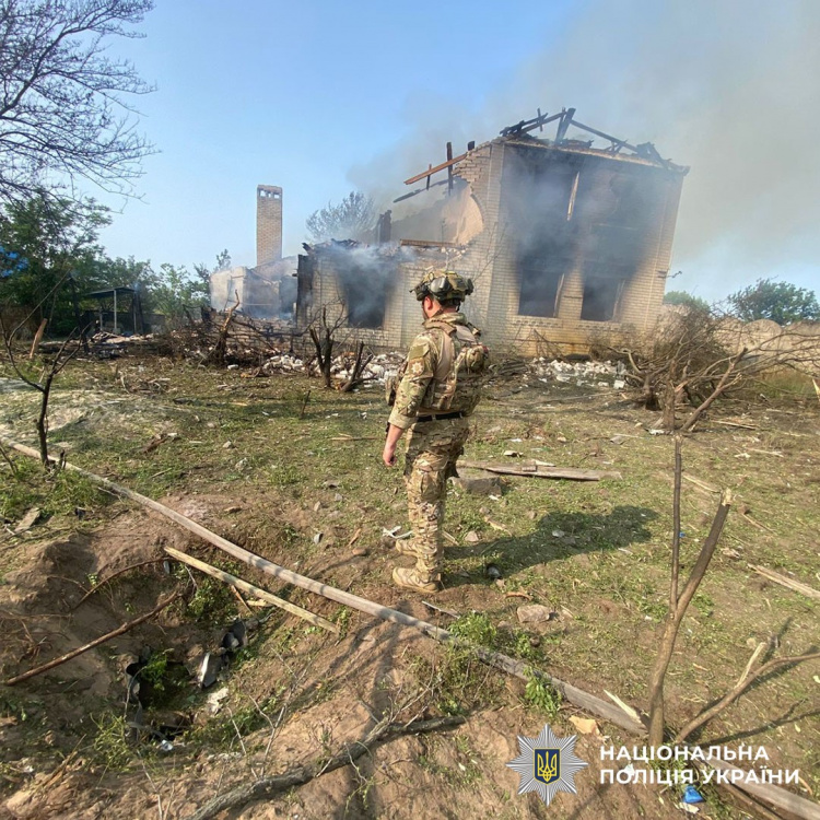 Скинуті на Мирноград авіабомби та спрямовані на цивільних 35 БпЛА: у поліції повідомили про обстріли Донеччини 5 червня