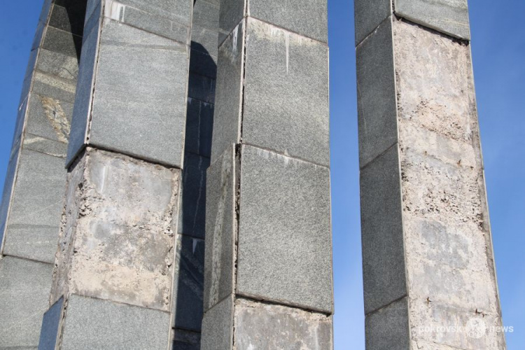 Часовня или новые арки? В Покровске обсудили с общественностью реконструкцию мемориала «Девочка»