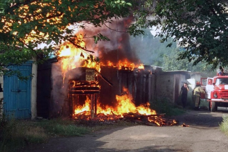 Через необережне поводження з вогнем у Новогродівці зайнялися три гаражі