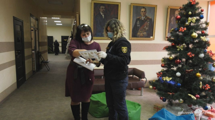 Инспекторы ГСЧС проверяют новогодние елки в культурных и социальных учреждениях Покровска