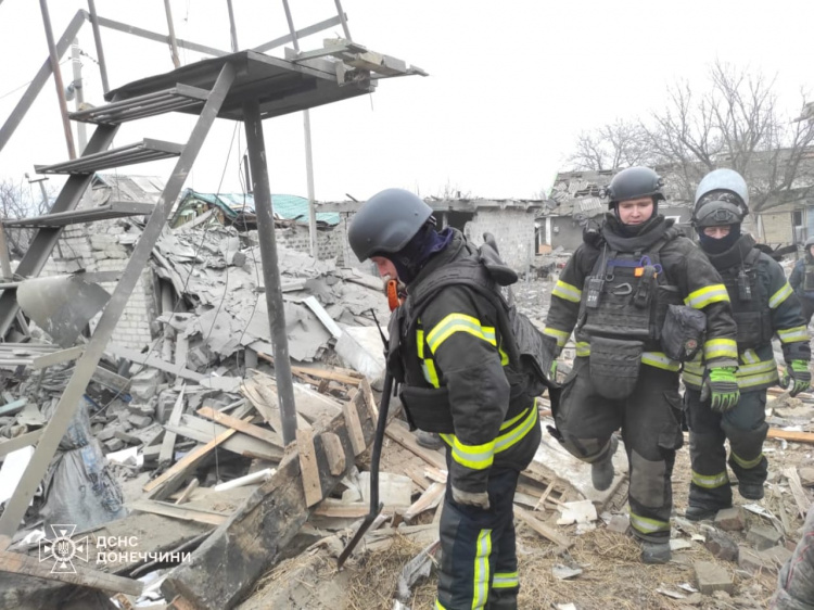 У ДСНС показали кадри з Удачного, де внаслідок авіаудару загинула людина