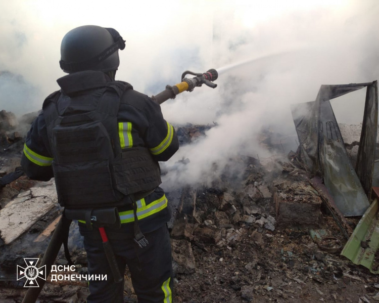 У Родинському внаслідок обстрілу загорівся приватний будинок