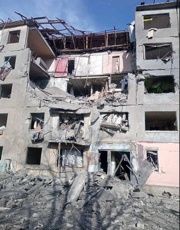 Після авіаудару по Добропіллю надзвичайники врятували чоловіка з-під завалів 5-поверхівки