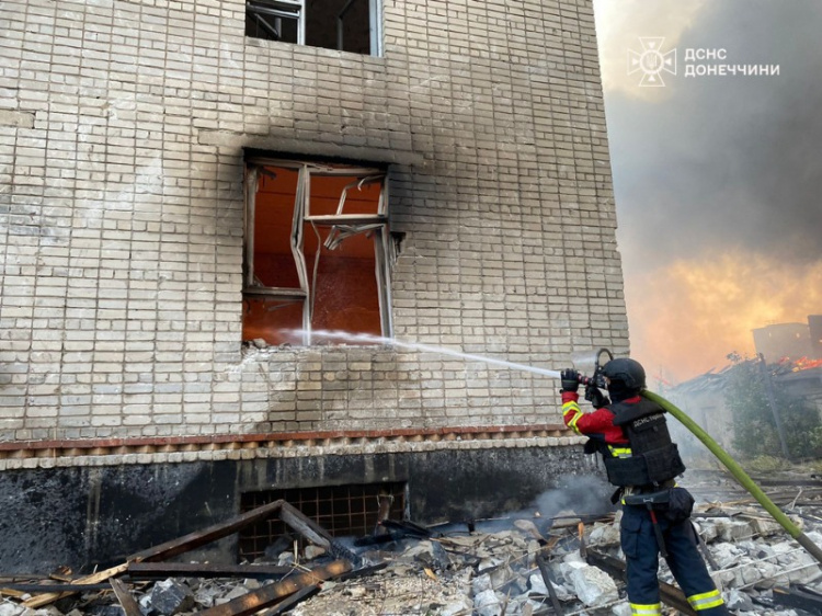 У Мирнограді вогнеборці ліквідували наслідки трьох ворожих обстрілів