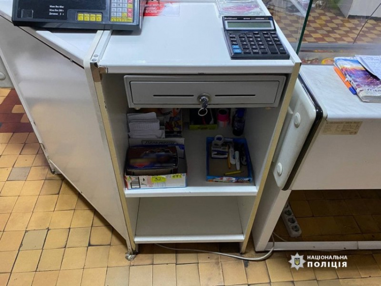 Угрожал ножницами: в Родинском напали на магазин ради 200 гривен