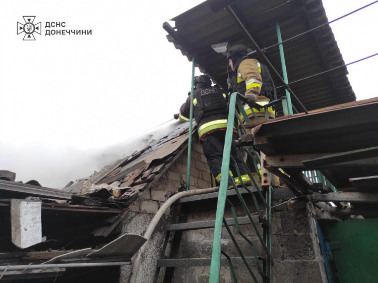 У Покровську рятувальники допомогли пораненому та локалізували пожежу, спричинену обстрілом