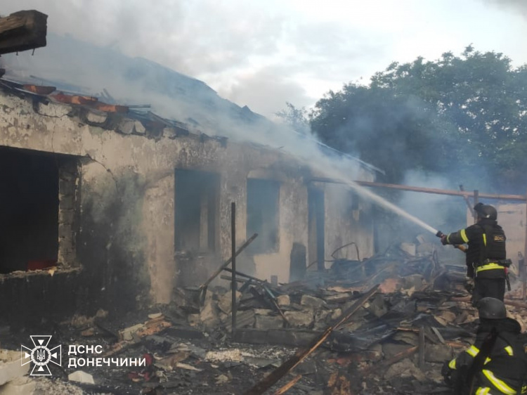У Родинському та Добропільській ТГ рятувальники ліквідували пожежі, які виникли внаслідок обстрілів