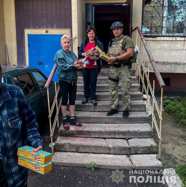 Врятовані життя та гуманітарна допомога: поліцейські піклуються про мешканців Авдіївки