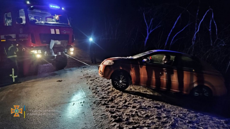 Покровские спасатели вытаскивали автомобиль из кювета