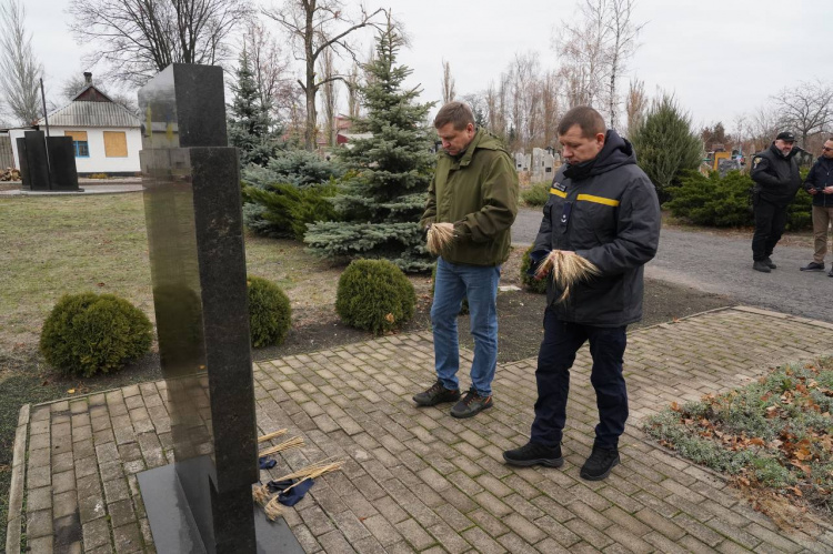 Пам’ятаємо. Єднаємось. Перемагаємо: у Покровську вшанували пам’ять жертв Голодоморів