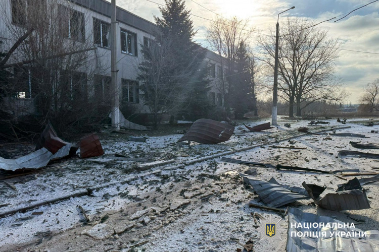 Дві людини загинули, ще чотири поранені через обстріли Донеччині 1 лютого