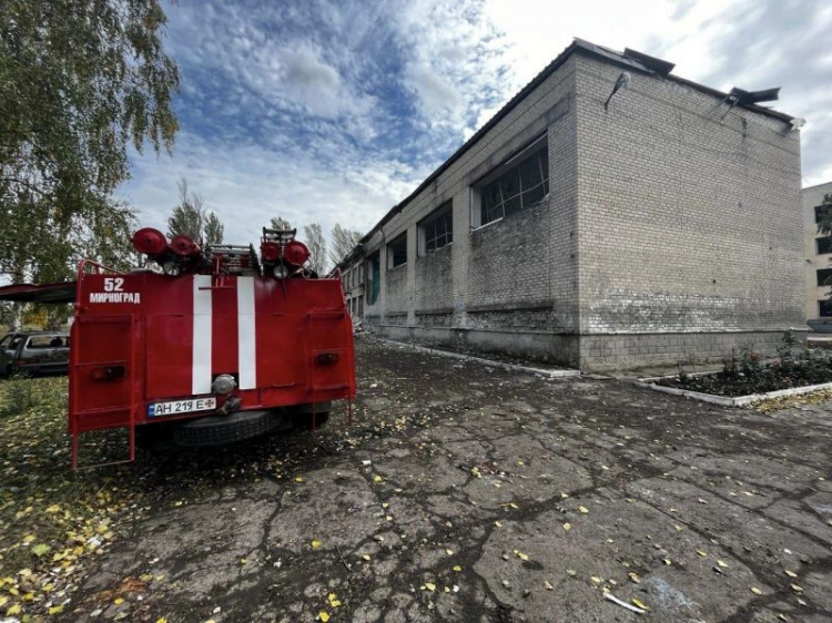У мирноградській школі, яка постраждала від обстрілів, триває демонтаж аварійних конструкцій