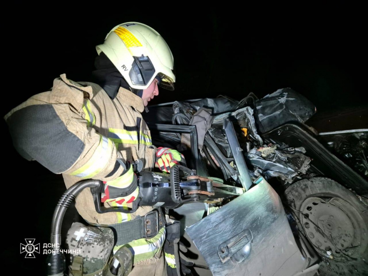 ДТП поблизу Родинського: тіло загиблого діставали рятувальники