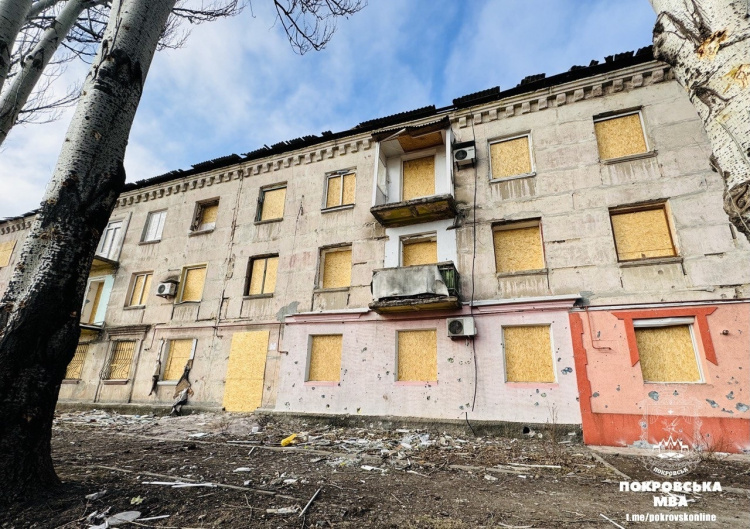 Завезено матеріали, закрито понад 100 вікон: у Покровську продовжують усувати наслідки обстрілу
