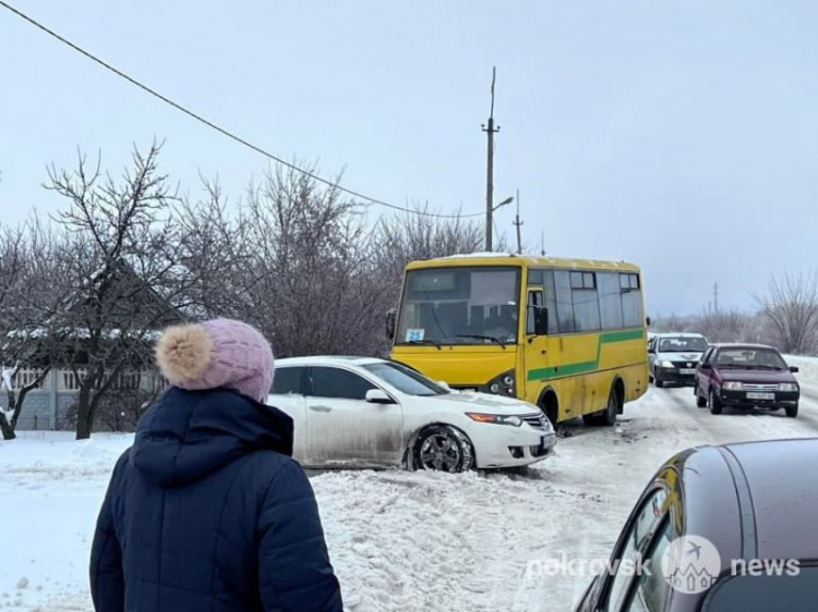 На въезде в Покровск произошло ДТП с участием автобуса