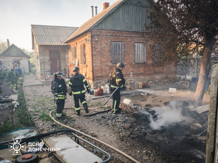 У Добропіллі рятувальники ліквідували масштабну пожежу на місці ворожого обстрілу