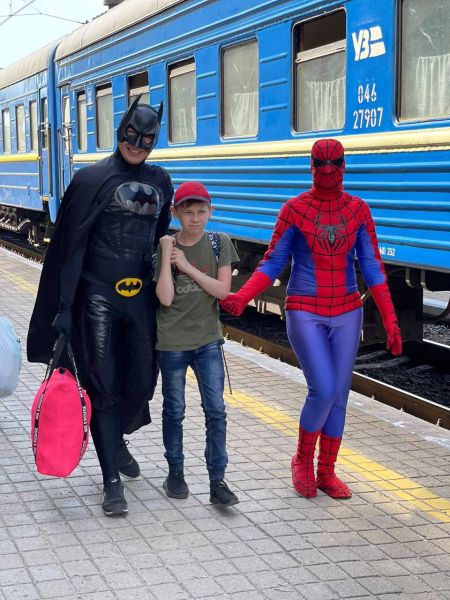 Укрзалізниця підготувала сюрприз для маленьких пасажирів евакуаційного рейсу з Покровська