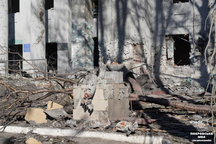 Багато руйнувань: уночі росіяни обстріляли Покровськ