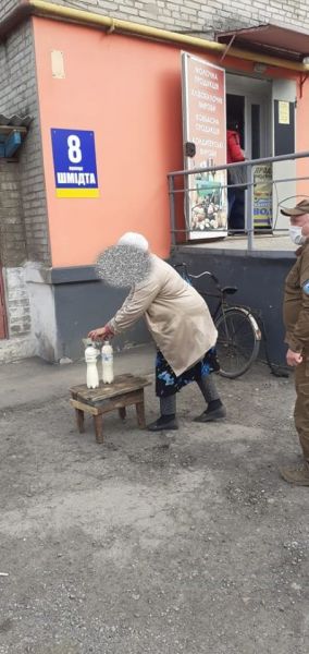 У Покровську знову торгували домашнім молоком на вулиці