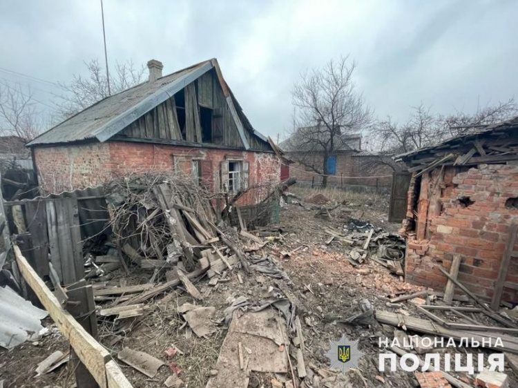 Ворог поцілив у домівки, лікарню, банк і готель: поліція задокументувала 21 удар по Донеччині