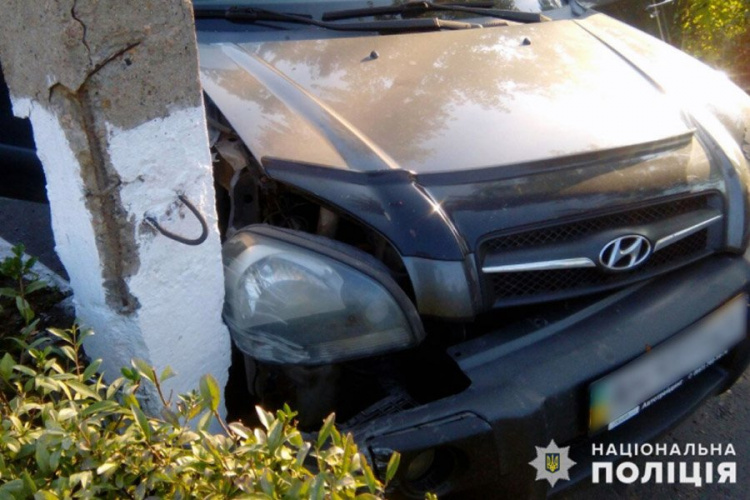 В Покровске неудачный угон автомобиля закончился ДТП на территории больницы