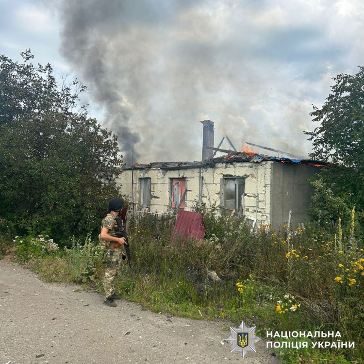 Обстріли 12 населених пунктів, 3 загиблих і 7 поранених: про наслідки російських обстрілів Донеччини за добу повідомили в поліції