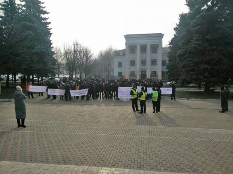 Шахтеры «Краснолиманской» вышли на акцию протеста под облгосадминистрацией