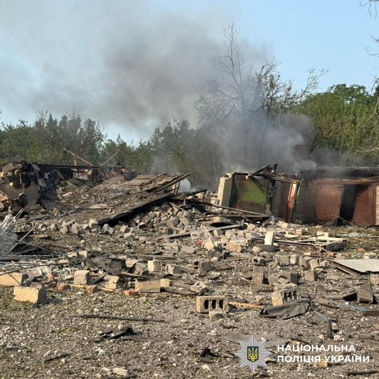 Скинуті на Мирноград авіабомби та спрямовані на цивільних 35 БпЛА: у поліції повідомили про обстріли Донеччини 5 червня