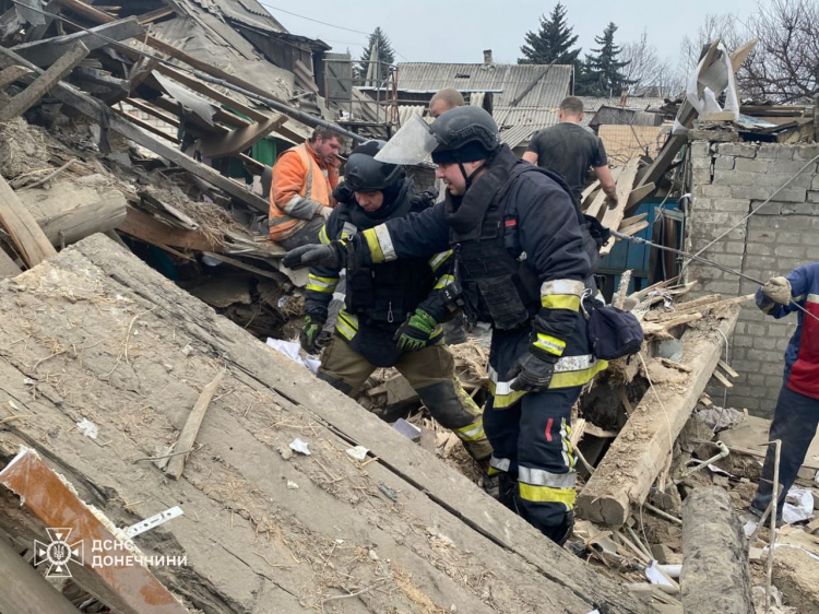 У ДСНС показали кадри з Удачного, де внаслідок авіаудару загинула людина