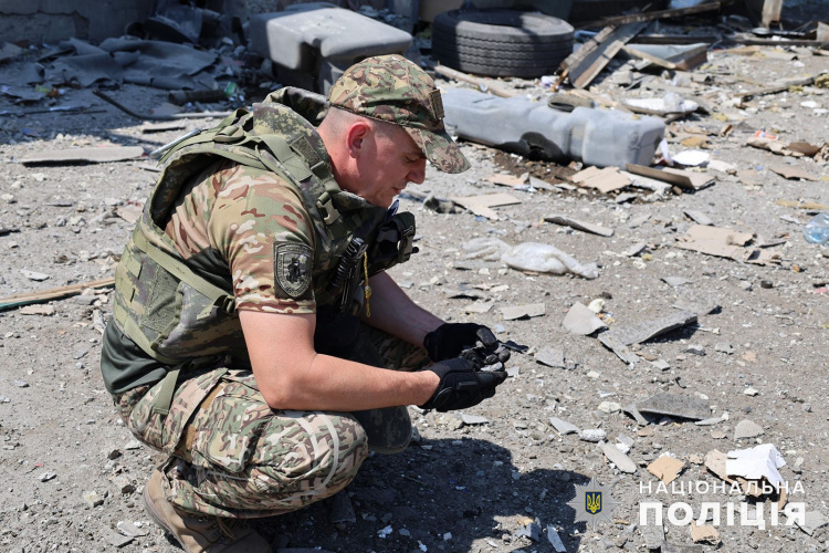 Обстріл Покровська: кадри з місця влучання показали в поліції