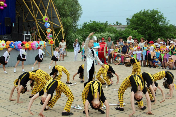 На музыкальной волне: в микрорайоне «Лазурный» Покровска состоялся праздник для детей