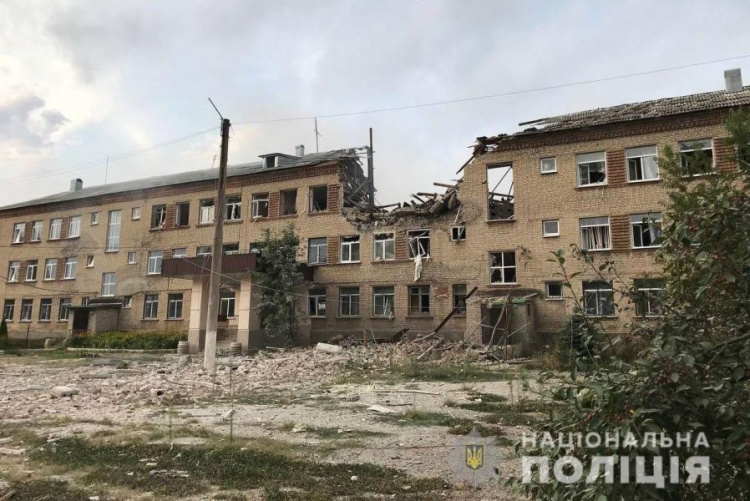 На Донеччині російські війська вдарили по школам, житловим будинкам і лікувальному закладу