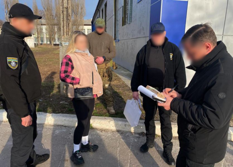 На Донеччині жінка запропонувала 100 тисяч гривень посадовцю поліції за можливість торгувати алкоголем