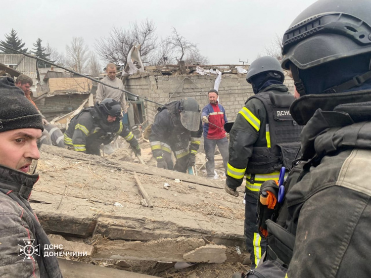 У ДСНС показали кадри з Удачного, де внаслідок авіаудару загинула людина