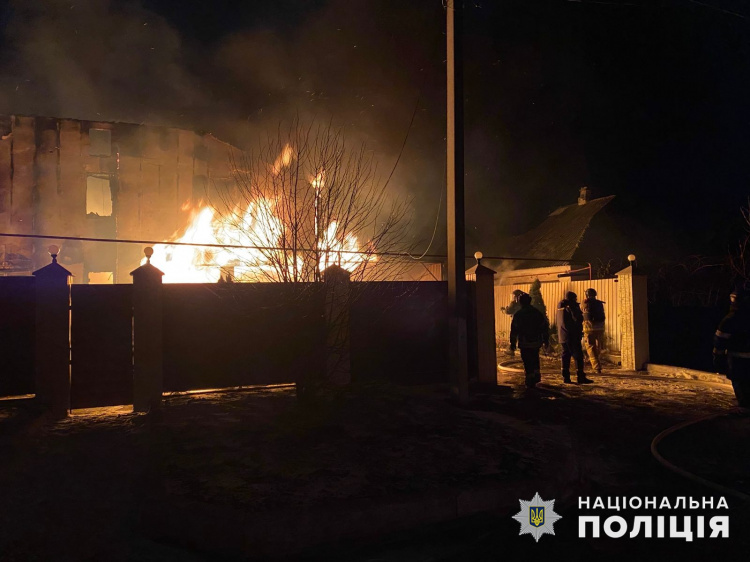 Пожежа від влучання ворожого дрона повністю знищила будинок у Покровську