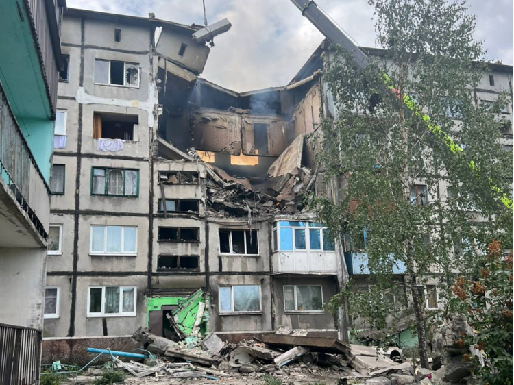 У Білозерському ворожий БпЛА влучив у житлову 5-поверхівку, є поранені