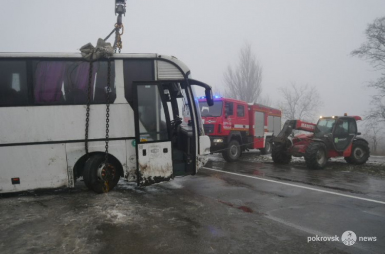На Донеччині триває ліквідація наслідків ДТП за участю пасажирського автобуса