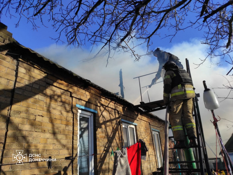 В Удачному рятувальники ліквідували пожежу в житловому будинку