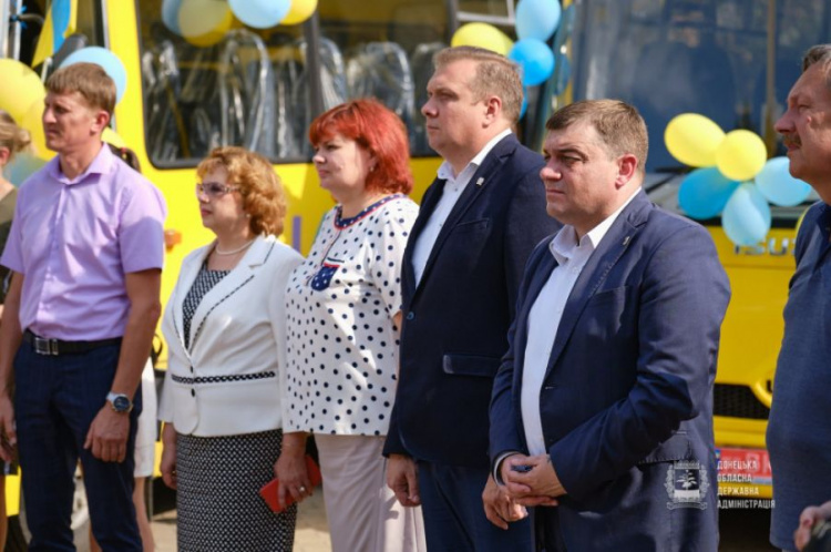 Школи Покровського району отримали новенькі автобуси