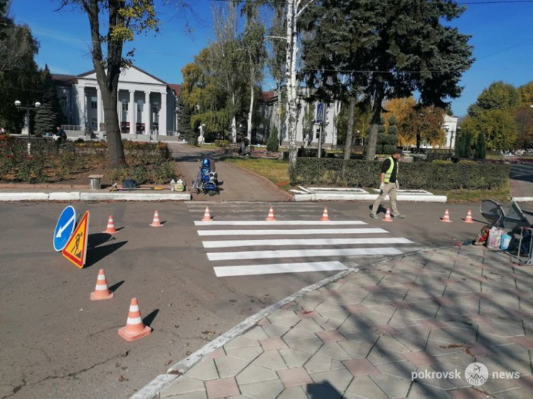 В Покровске обновляют дорожную разметку