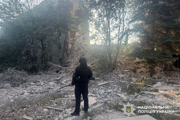 За добу ворог обстріляв 12 населених пунктів Донеччини: три людини загинули, шестеро зазнали поранень
