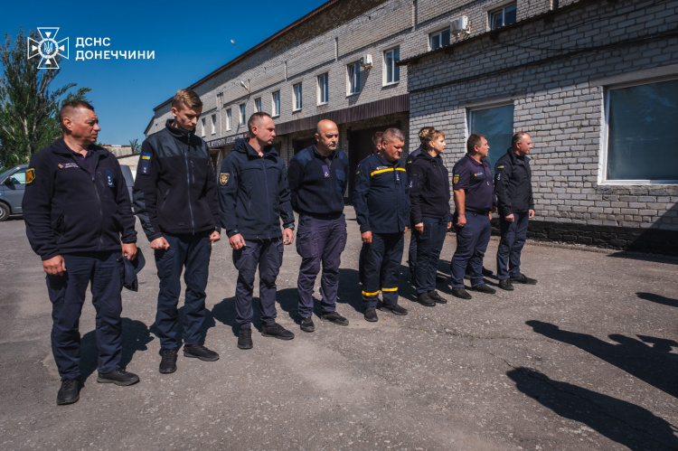 У Покровську відкрили меморіальну дошку загиблому начальнику 9 ДПРЗ Віталію Кінцу